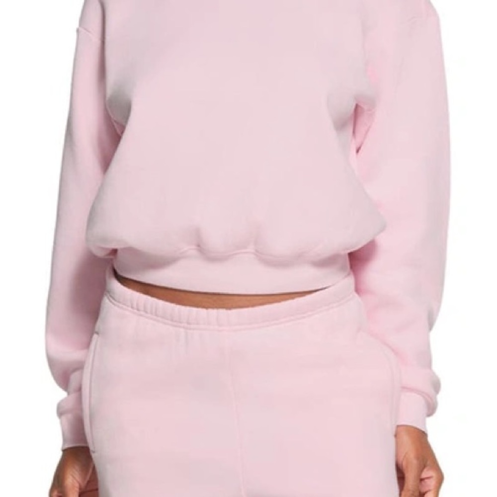 SKIMS COTTON FLEECE CLASSIC CREWNECK CHERRY BLOSSOM MEDIUM - Picture 2 of 5